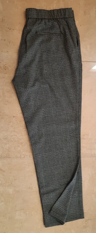Pantalón de vestir gris a cuadros. Gales