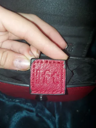 Bolso rojo pequeño con cadena