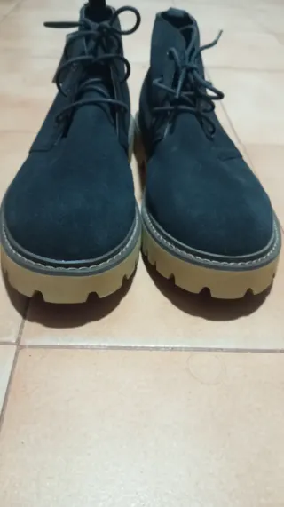 Botines de piel azul marino nuevo con etiqueta.