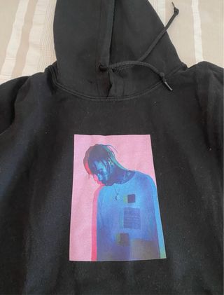 Sudadera Negra con Estampado Multicolor