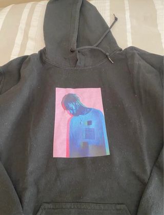 Sudadera Negra con Estampado Multicolor