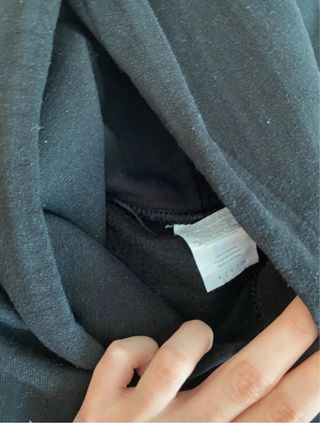 Sudadera Negra con Estampado Multicolor