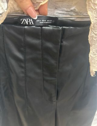 Conjunto Top Rojo y Pantalón Cuero Negro