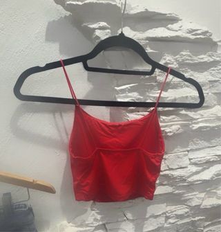 Conjunto Top Rojo y Pantalón Cuero Negro
