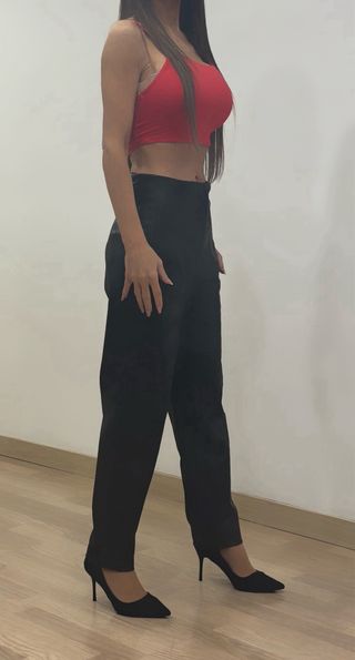 Conjunto Top Rojo y Pantalón Cuero Negro