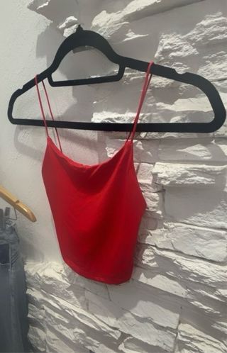 Conjunto Top Rojo y Pantalón Cuero Negro