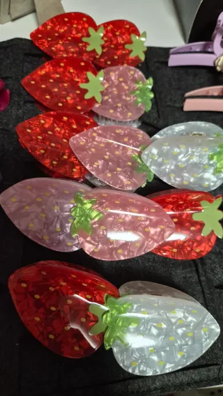 Pinzas de fresa para el pelo