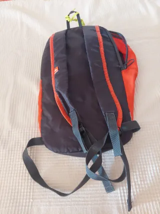 Mochila Quechua  roja y gris