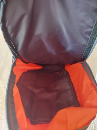 Mochila Quechua  roja y gris