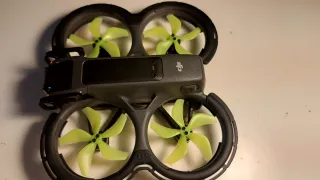 Dji Avata 2 Drone con mando y baterías