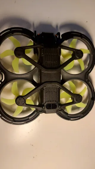 Dji Avata 2 Drone con mando y baterías