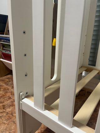 Cuna colecho blanca. Regalo trona Ikea azul