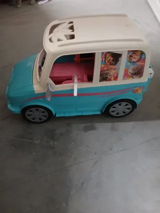 Furgoneta de juguete azul y blanca brabie
