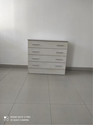 Comoda blanca de madera