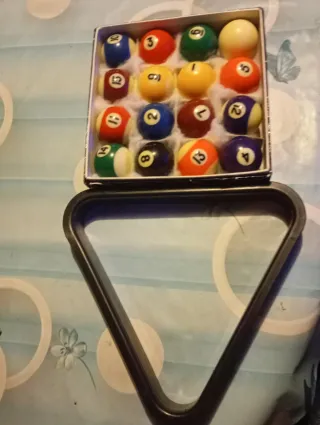 Bolas de billar y triángulo