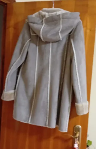 Chaquetón de pelo beige con capucha