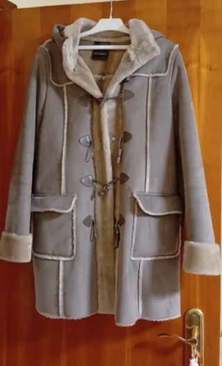Chaquetón de pelo beige con capucha