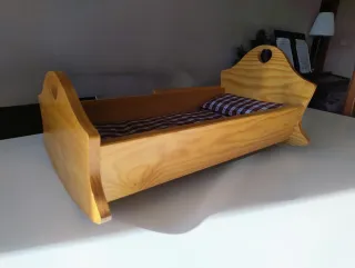 Cuna Muñecas balancín madera. Colchón y almohada.