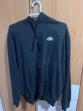 Sudadera Nike Negra y pantalones cargo Nike