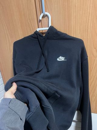 Sudadera Nike Negra y pantalones cargo Nike
