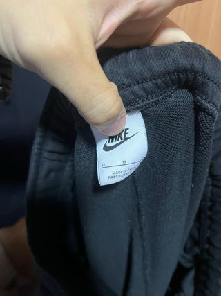 Sudadera Nike Negra y pantalones cargo Nike