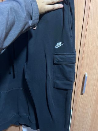 Sudadera Nike Negra y pantalones cargo Nike