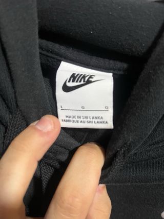 Sudadera Nike Negra y pantalones cargo Nike