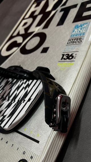 Tabla Wakeboard Hyperlite Baseline 136cm + Fijacio