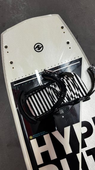 Tabla Wakeboard Hyperlite Baseline 136cm + Fijacio
