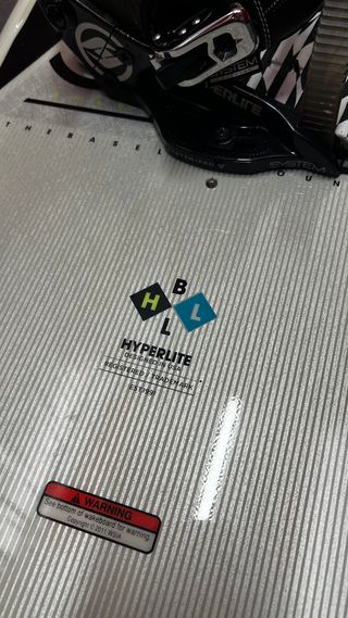 Tabla Wakeboard Hyperlite Baseline 136cm + Fijacio