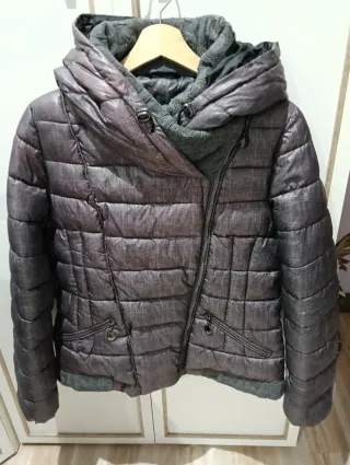 Cazadora acolchada gris plateada