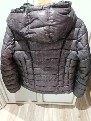 Cazadora acolchada gris plateada