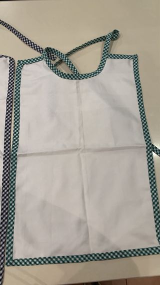 Dos baberos grandes con ribete