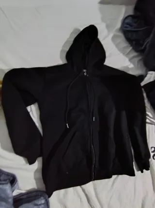 Suéter con cremallera negro