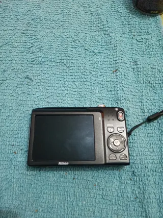 Cámara Nikon COOLPIX 14MP Zoom 5x Morada