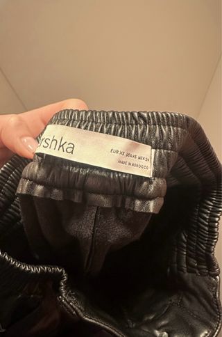 Pantalón polipiel efecto cuero negro