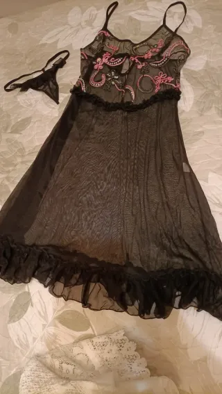 Salto de cama negro y rosa