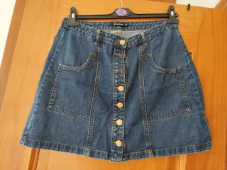 Falda vaquera Stradivarius botones.