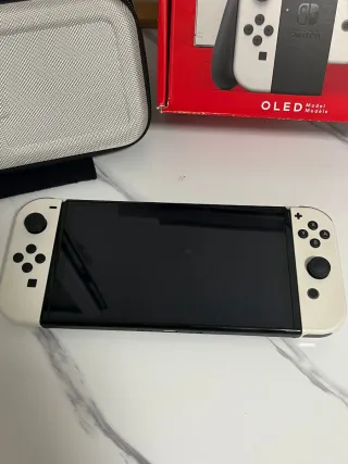 Nintendo Switch OLED Bianca e Nera + un Gioco.