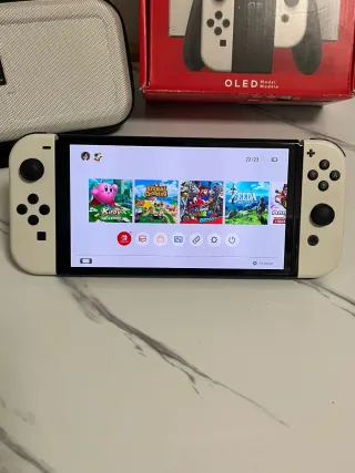 Nintendo Switch OLED Bianca e Nera + un Gioco.