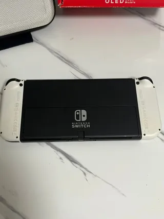 Nintendo Switch OLED Bianca e Nera + un Gioco.