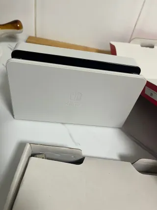 Nintendo Switch OLED Bianca e Nera + un Gioco.