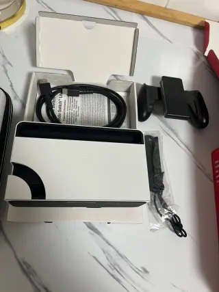 Nintendo Switch OLED Bianca e Nera + un Gioco.