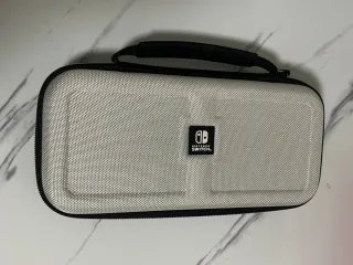 Nintendo Switch OLED Bianca e Nera + un Gioco.