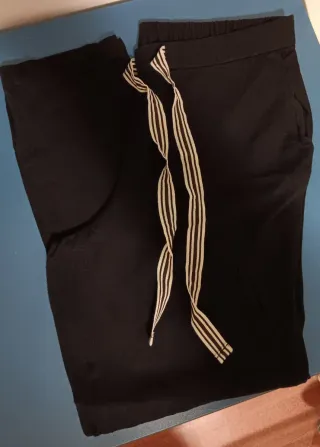 Pantalón negro Mango