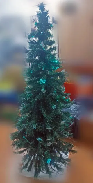 Árbol de Navidad verde con luces. FIBRA ÓPTICA.