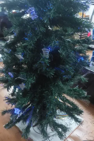 Árbol de Navidad verde con luces. FIBRA ÓPTICA.