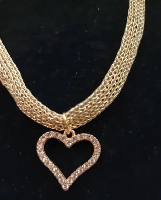 Collana con ciondolo a cuore dorato