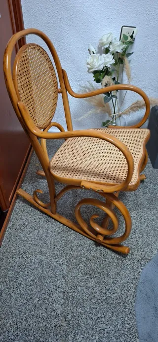 Dondola in legno e rattan