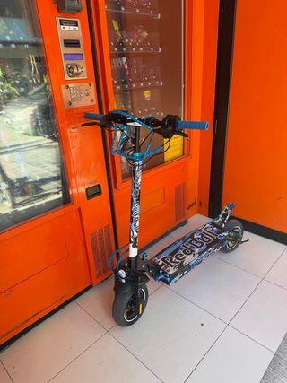 Patinete Eléctrico Red Bull